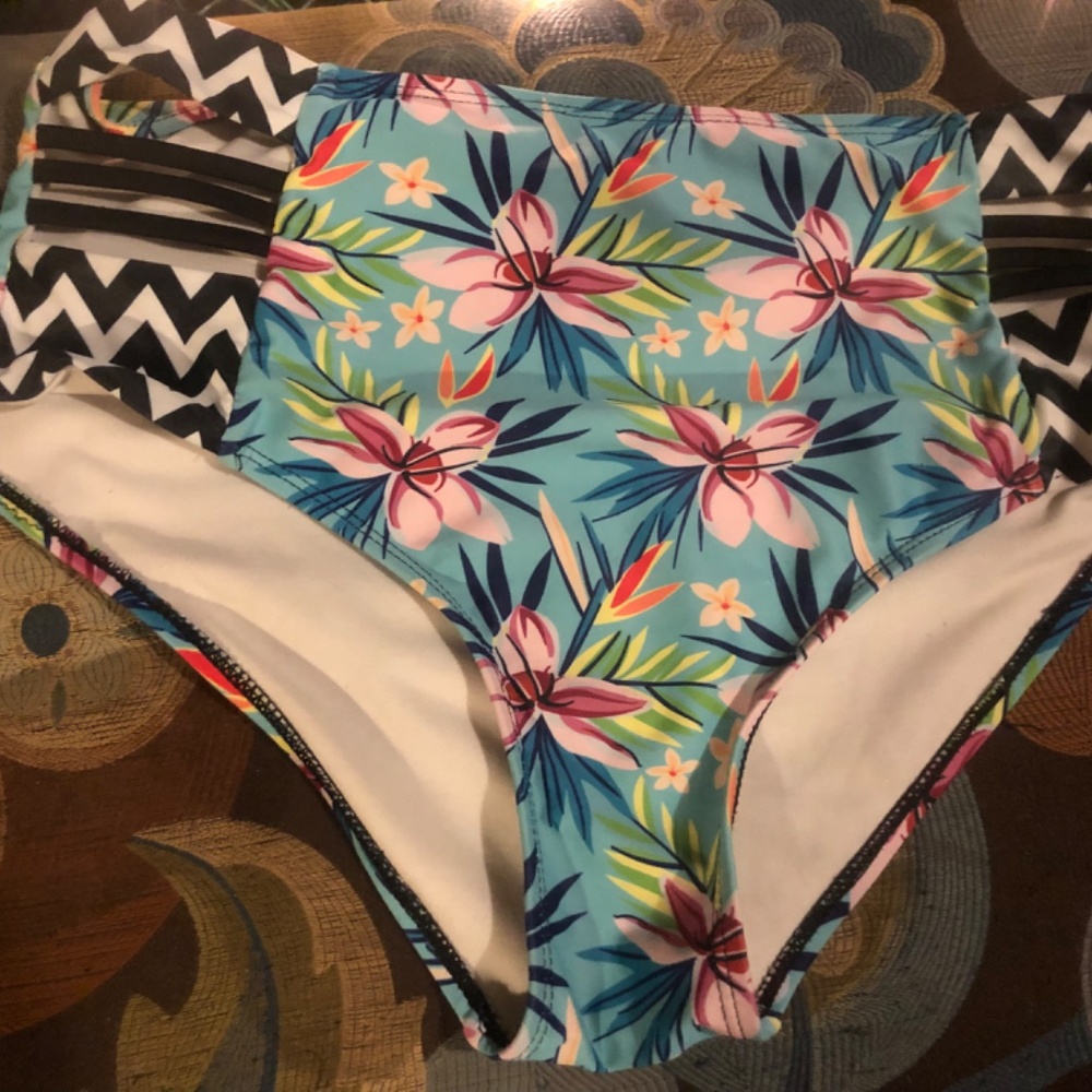 Bikini - Picture 2 of 3